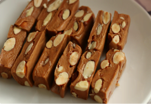 杏仁太妃糖的做法，奶香濃郁，香脆不粘牙，吃了會上癮